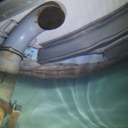 Sprinklertank-Inspektion: Stahltank, 5 Jahre – Ventil Rohrschelle Deckensicht Korrosionsspuren