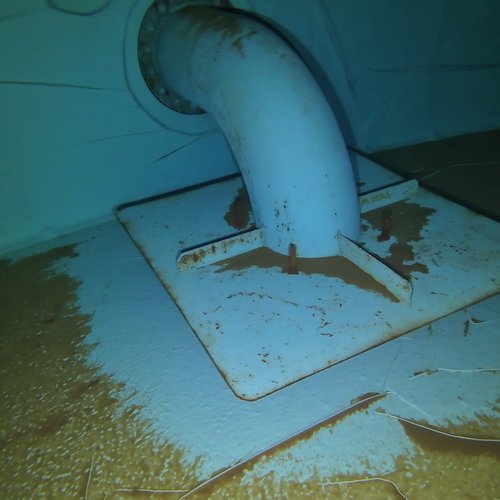 Sprinklertank-Inspektion: Stahltank, 5 Jahre – Rohrschelle Schwere Ablagerungen Bodensicht